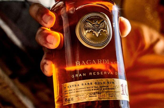 BACARDI GRAN RESERVA DIEZ 10YO zbliżenie na butelke